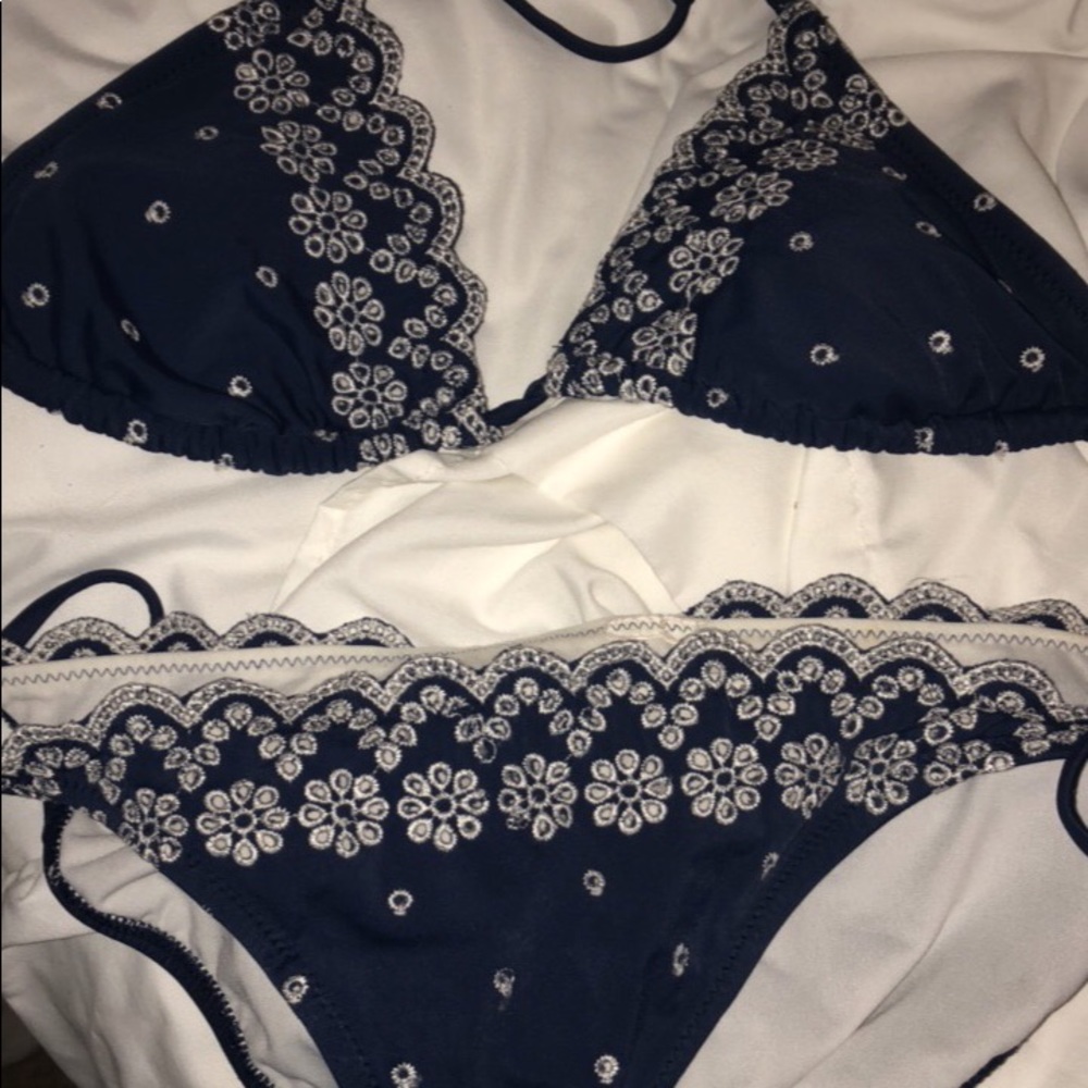 Bathing suits - Picture 4 of 6